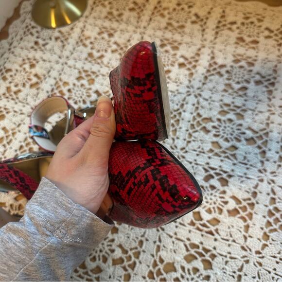 Chic Red Patterned Women's Heels - Picture 6 of 9
